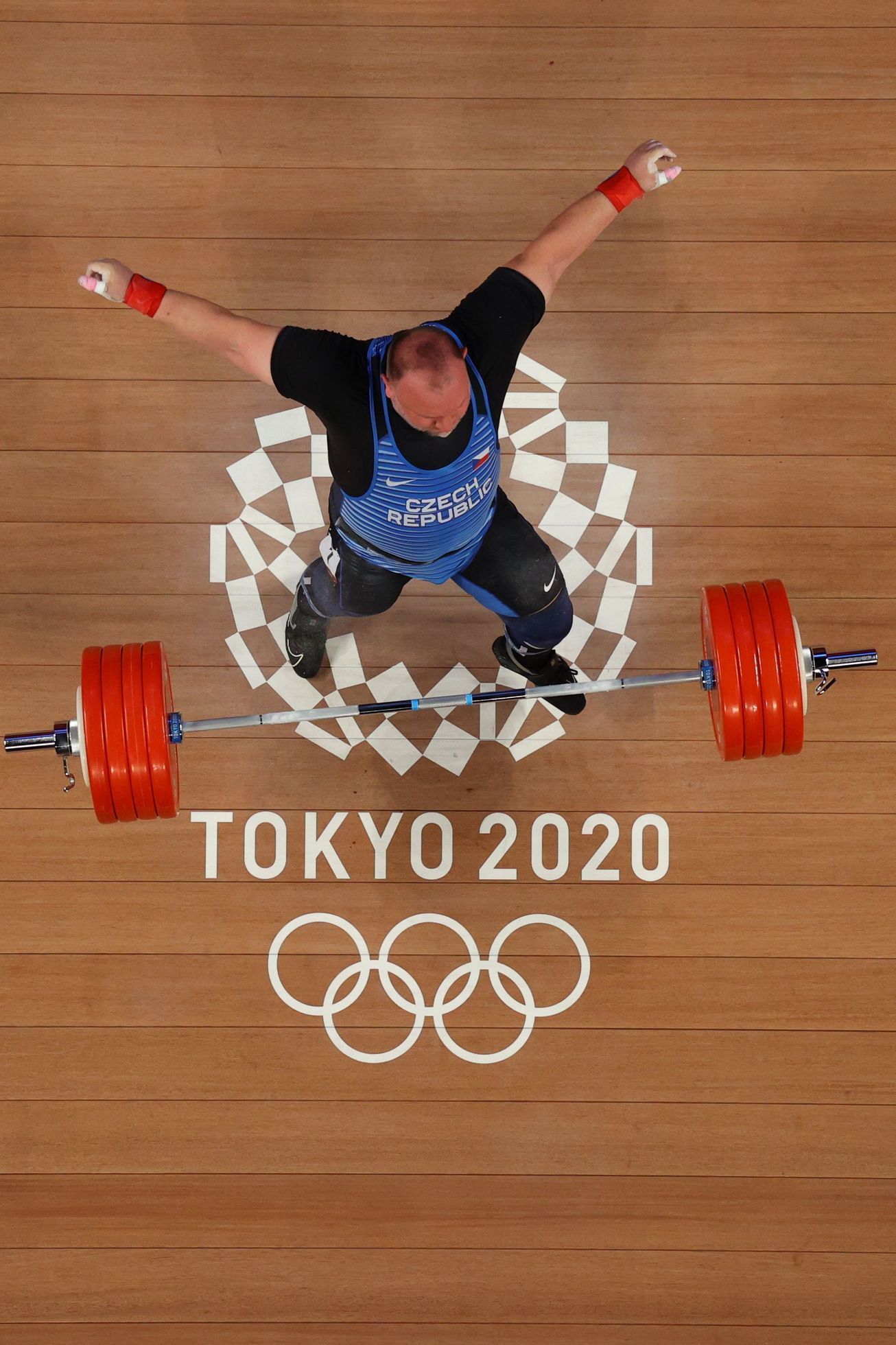 Český vzpěrač Jiří Orság při neúspěšném pokusu v nadhozu v kategorii nad 109 kg na OH 2020