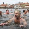 Tříkrálová plavba otužilců pod Karlovým mostem