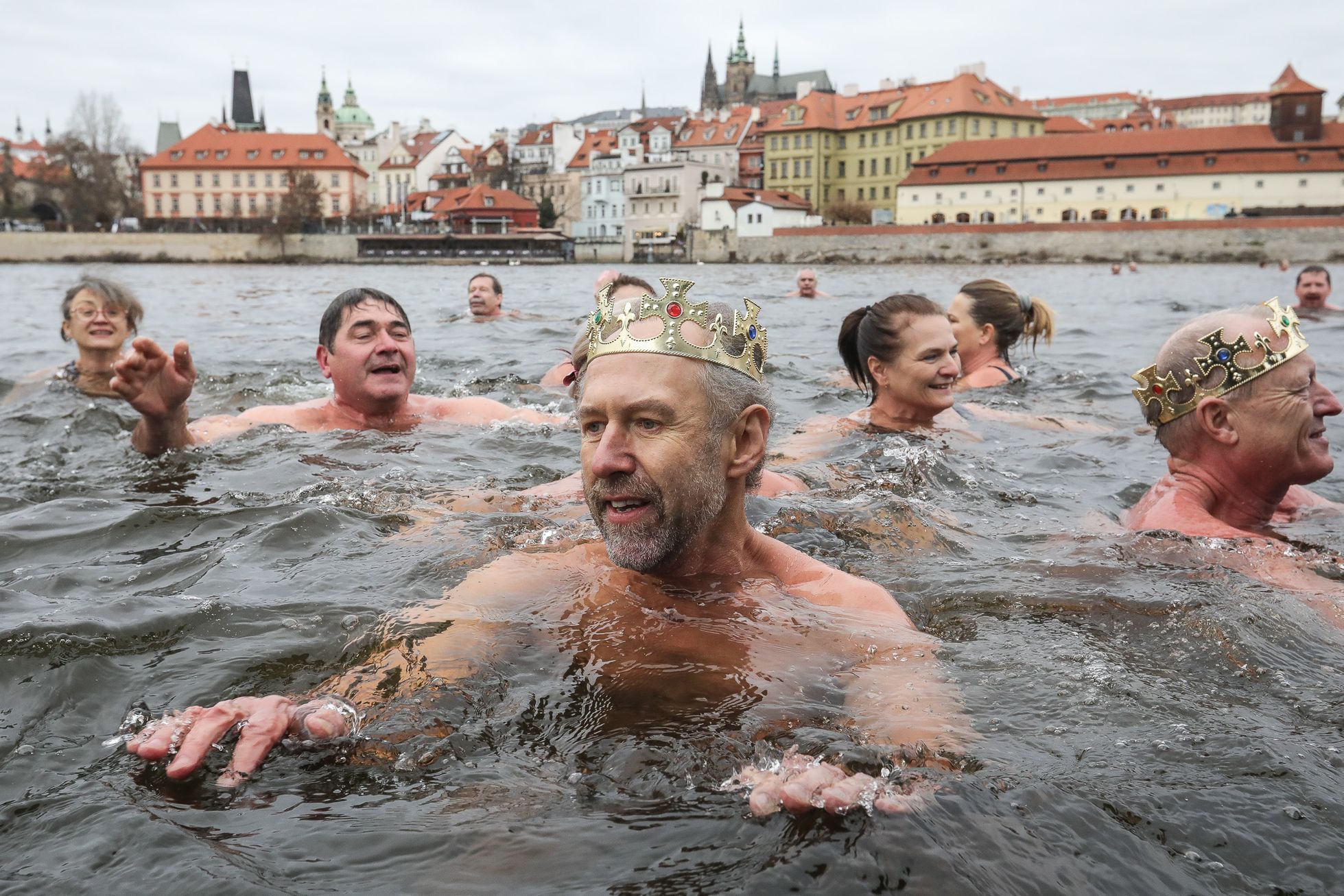 Tříkrálová plavba otužilců pod Karlovým mostem