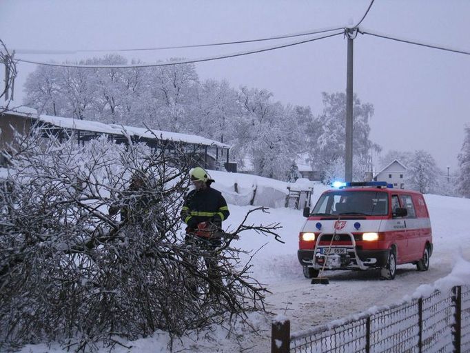 Odstarňování padlého stromu v Tuklekách.