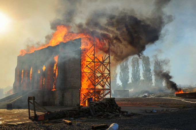 Požár filmových kulis v Barrandovských ateliérech v Praze, ke kterému došlo dne 26. srpna roku 2016. Archivní snímek z historie Hasičského záchranného sboru v Praze.