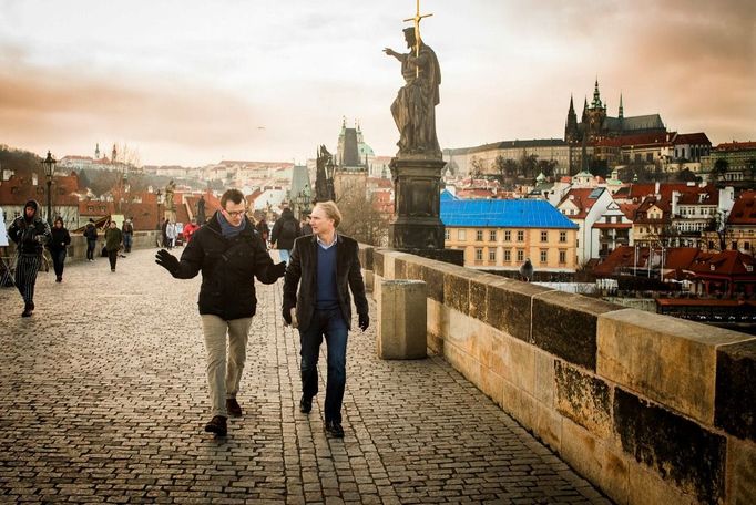 Spisovatel Dan Brown na Karlově mostě během jedné ze svých návštěv Prahy.