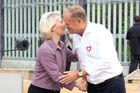 Šmírující vojáci, důrazné projevy. V drsné atmosféře se setkali dva staří známí