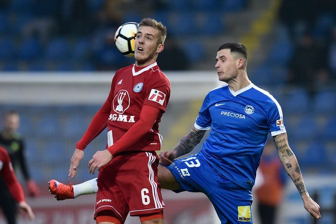 Jakub Plšek z Olomouce hlavičkuje před libereckým Romanem Potočným