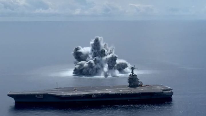 Tlaková vlna a "monstrum" z hlubin. Armáda v extrémním testu odpálila 20 tun trhaviny; Zdroj foto: Twitter/ U.S. Navy