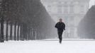 A jogger runs in the snow-covered Tuileries gardens in Paris March 12, 2013 as winter weather with snow and freezing temperatures returns to northern France. REUTERS/Gonzalo Fuentes (FRANCE - Tags: ENVIRONMENT) Published: Bře. 12, 2013, 2:30 odp.