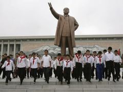 Pionýři u sochy zakladatele severokorejské komunistické dynastie Kim Ir-sena.