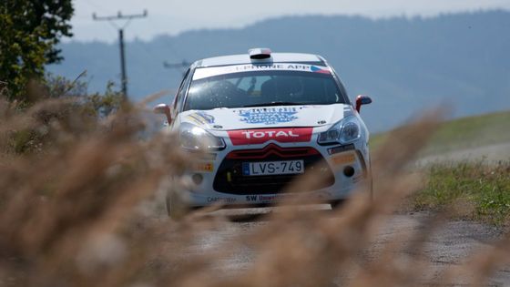 Rychlost, nebezpečí a rozvášnění diváci. Podívejte se na fotky z Barum Rallye