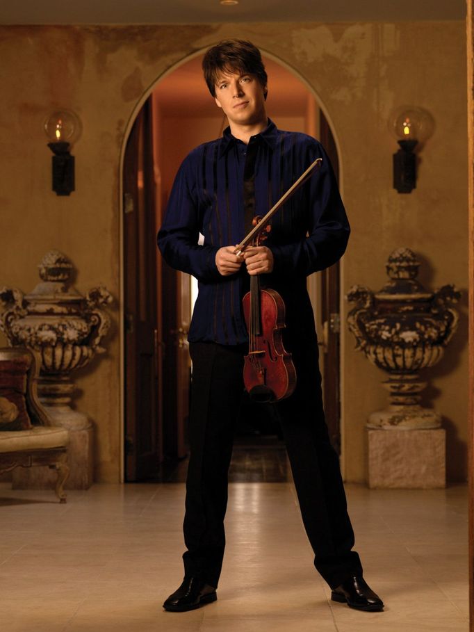 Joshua Bell kromě klasického repertoáru pravidelně uvádí premiéry nových děl, věnuje se i bluegrassovým projektům či hraje americké vánoční písně.