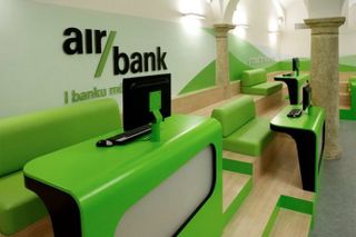 Interiér první pobočky Air Bank