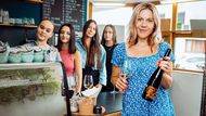 Podnikat začala už ve 23 letech, zkušeností přitom měla dostatek. Vyzkoušela si nejrůznější brigády od kavárny až po pekárnu, na dva roky odcestovala také do Kanady.