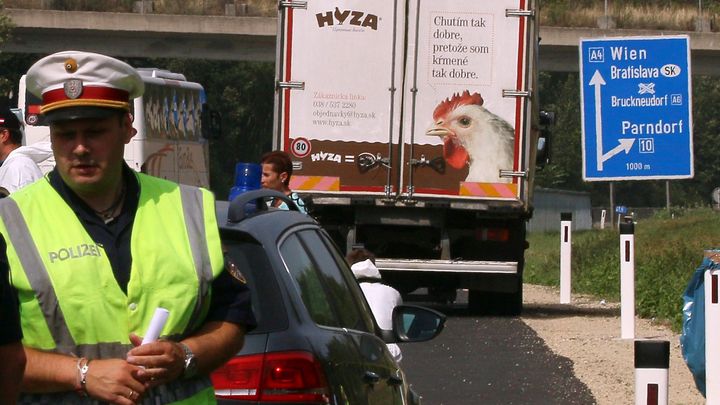 Další obvinění v kauze udušení migrantů v chladírenském voze. Muž prý naváděl řidiče