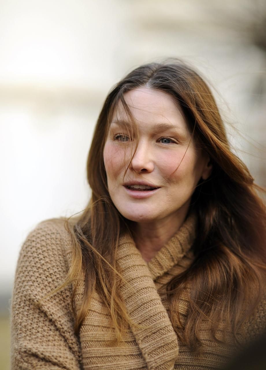 Carla Bruni-Sarkozy při návštěvě dětské kliniky v Garchesu