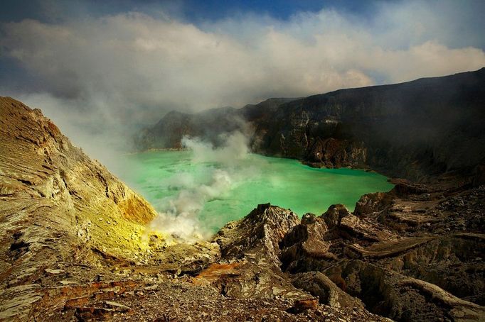 Volcanic lake at Ijen crater Sulfur miners in Eastern Java's famous sulfur-belching Ijen crater rely on their sheer muscle power to mine sulfur in some of the most difficult working conditions in the world. Every day they make the grueling 10km journey up and down the crater, sometimes more than once and return to the sulfur collecting base, where their financial reward awaits.