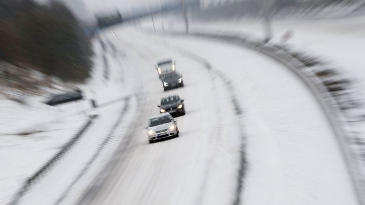 Ledovka může komplikovat dopravu. Největší nebezpečí hrozí v Pardubickém kraji