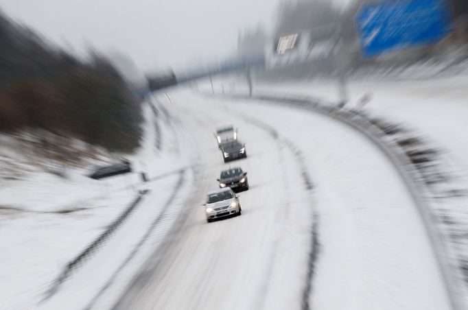 Auta na zasněžené dálnici u Dortmundu