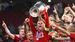 Fotbalisté Liverpoolu s trofejí pro vítěze Ligy mistrů