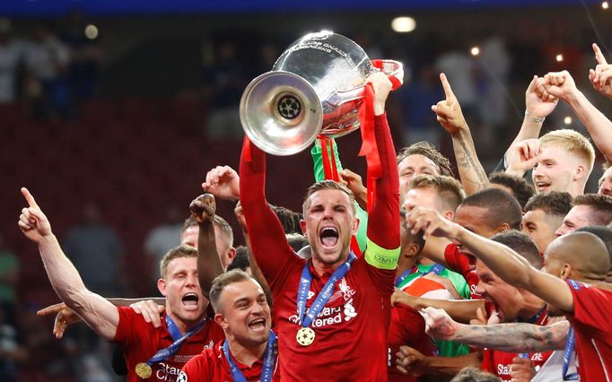 Fotbalisté Liverpoolu s trofejí pro vítěze Ligy mistrů