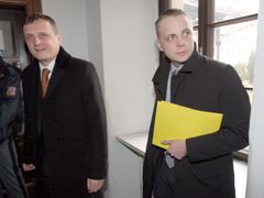 Bratři Bártovi u soudu. Matěj tu svědčil v kauze předávání obálek bývalým poslancům VV.