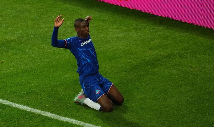 Nicolas Jackson slaví gól Chelsea ve finále Konferenční ligy.