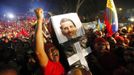 Supporters of Venezuelan President Hugo Chavez hold a mock coffin with a portrait of opposition candidate Henrique Capriles, as they cheer for Chavez outside Miraflores Palace in Caracas October 7, 2012. Venezuela's socialist President Chavez won re-election in Sunday's vote with 54 percent of the ballot to beat opposition challenger Henrique Capriles. REUTERS/Tomas Bravo (VENEZUELA - Tags: POLITICS ELECTIONS) Published: Říj. 8, 2012, 5:51 dop.