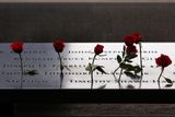 Růže na pomníku během obřadu k 15. výročí útoků na Světové obchodní centrum v New Yorku.