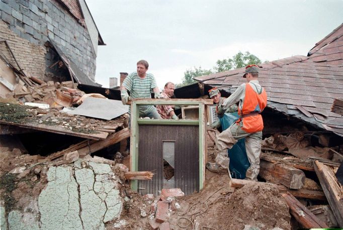 Archivní snímek z povodní v roce 1997, které postihly třetinu země, nejvíce Moravu a východní Čechy.