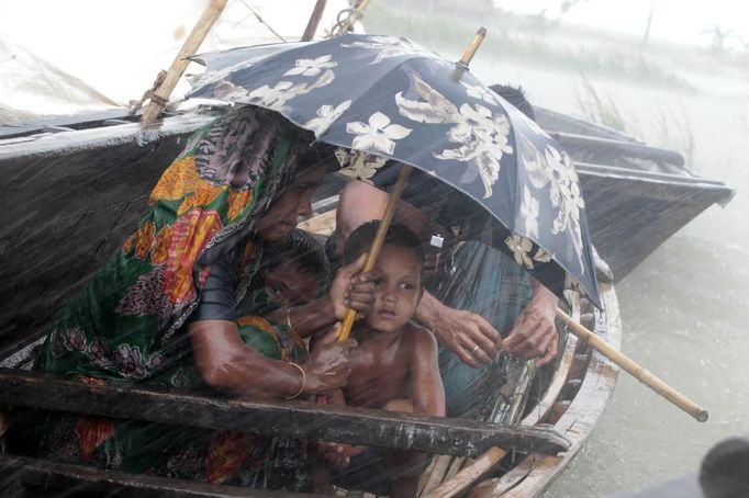 BANGLADESH-FLOODS/ Description: A woman sits with her child in a boat during heavy rains at a flooded village in Kurigram July 3, 2012. At least 100 people have died and hundreds of thousands of people are marooned as floods triggered by heavy rains spread across Bangladesh. REUTERS/Andrew Biraj (BANGLADESH - Tags: DISASTER ENVIRONMENT TPX IMAGES OF THE DAY) Published: Čec. 3, 2012, 10:08 dop.