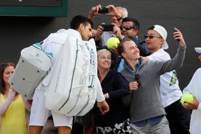 Poslední selfie. Berdychova cesta do semifinále vedla přes Djokovičův bolavý loket