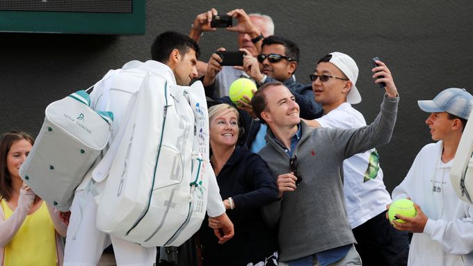 Novak Djokovič ukončil své působení na letošním Wimbledonu selfie s fanoušky.