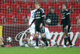 První gól hlavičkou dorazil v 37. minutě Milan Nitrianský, jenž dorazil do brány střelu Petráka, který už překonal brankáře Hrušku.