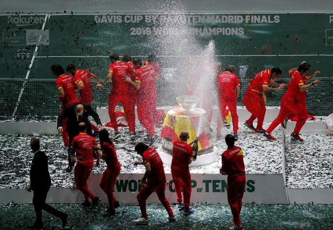 Tennis - Davis Cup Finals - Final - Caja Magica, Madrid, Spain - November 24, 2019   The Spain team celebrate with the trophy after winning the Davis Cup final   REUTERS/