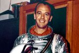 Alan Shepard. Měl to být trumf, který chtěla NASA vytáhnout 5. května 1961 poté, co si v roce 1959 organizace vybrala sedmičku elitních vojenských letců. On měl být číslo jedna. Jenže Gagarin ho předběhl o pouhých 23 dní. Shepard se tak stal alespoň prvním Američanem. I toto prvenství je občas zpochybňováno, jednalo se totiž o suborbitální let, pouze po balistické křivce.