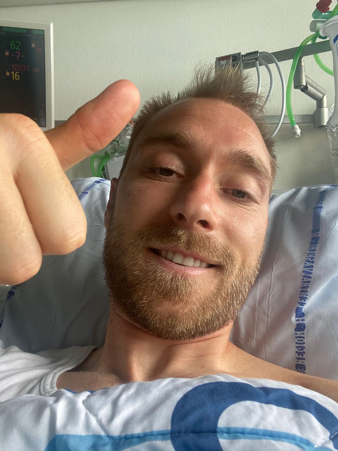 Christian Eriksen zdraví z nemocnice fanoušky