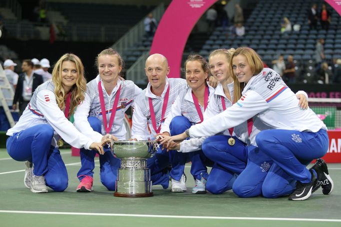 České tenistky slaví vítěství ve Fed Cupu 2018.