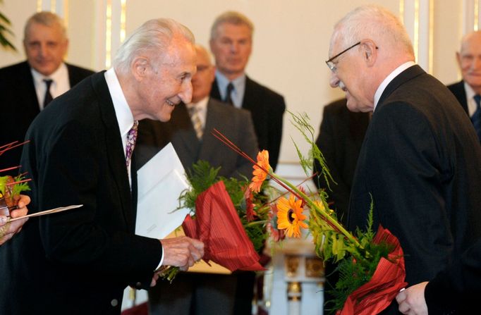 Dnes 20. 3. 2020 zemřel legendární český hokejista a tenista Vladimír Zábrodský