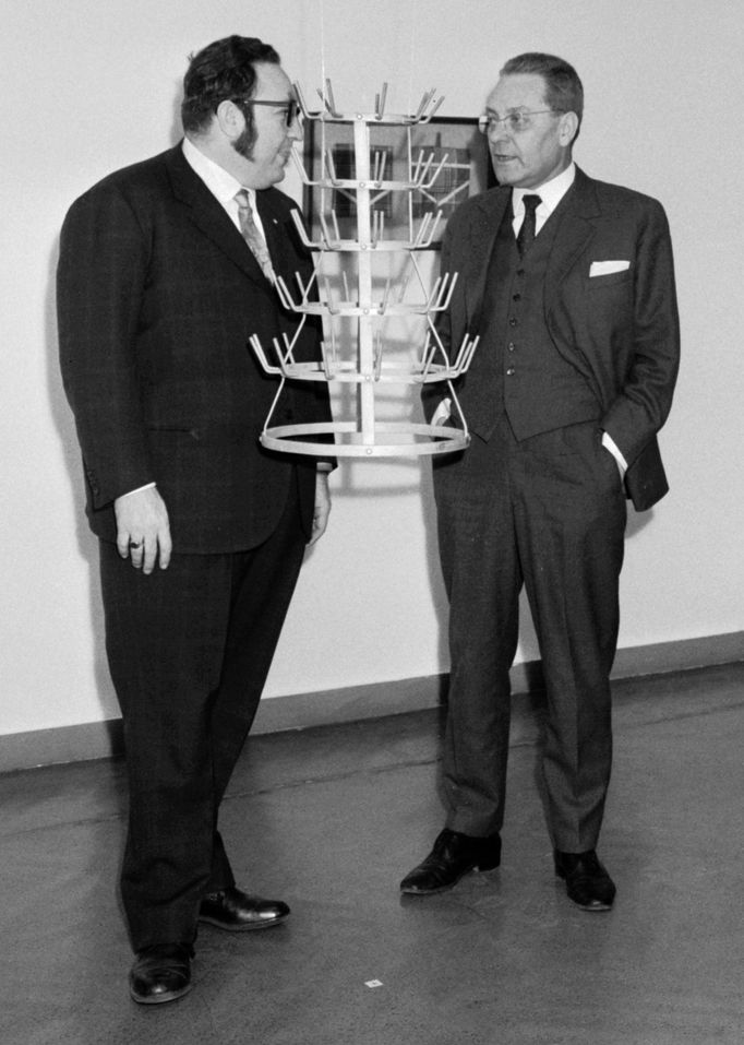 Na snímku z března 1969 jsou majitel milánské galerie Arthur Schwarz a Jindřich Chalupecký (vpravo).