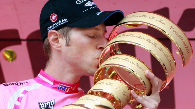 Ryder Hesjedal se raduje z triumfu na Giro d'Italia