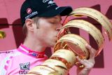 Na prvním závodě Grand Tour - Giro d´Italia - triumfoval k překvapení všech kanadský závodník Ryder Hesjedal, který díky parádní formě "potupil" všechny domácí hvězdy v čele s Bassem, Scarponim či nakonec druhým Španělem Joaquímem Rodriguezem. Stejně jako jméno vítěze (první z Kandy v historii), šokovalo jméno třetího v pořadí - Belgičana Thomase De Gendta. Ten vypálil rybník všem taktizujícím favoritům v poslední horské - dvacáté - etapě úžasným sólovým výstupem na Passo dello Stelvio.