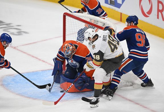Tomáš Hertl bojuje před brankou Edmontonu v sérii druhého kola play off NHL