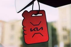 "Wunderbaum" s vůní benzinu. Finská Kia nabízí k elektromobilu sentimentální záplatu