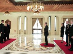 Syrský prezident Bašár Asad přijímá pověřovací listiny od novéh amerického velvyslance. Ten přijel do Damašku po pěti letech.