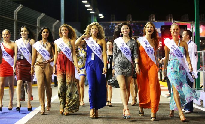 Formule 1, VC Singapuru 2013: Miss Universe ze šesti zemí