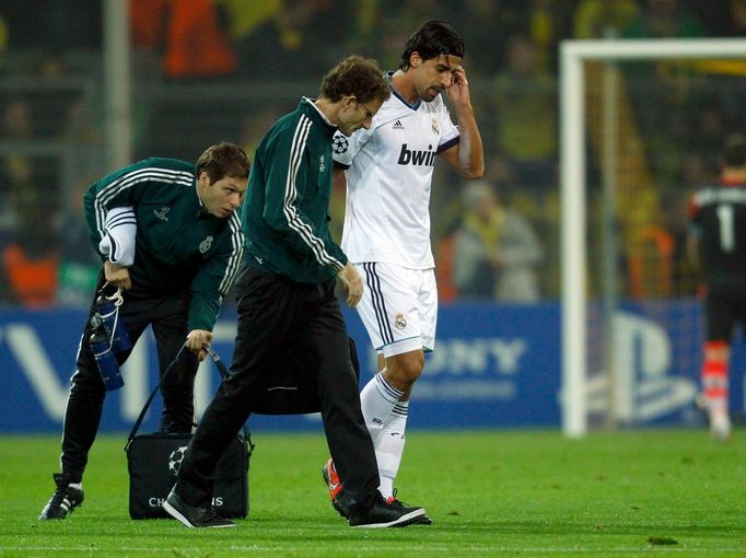 Fotbalista Realu Madrid Sami Khedira se zranil v utkání proti Borussii Dortmund během základních skupin Ligy mistrů 2012/13.