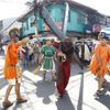 Felix Anaye, 32, portraying Jesus Christ, carries a wooden cross while he is whipped by a man portraying a Roman soldier during a procession ahead of Good Friday in Mandaluyong city, metro Manila March 28, 2013. Penitents will be nailed to a cross on Good Friday in a display of religious devotion in the Philippines, a predominantly Catholic country. Holy Week is celebrated in many Christian traditions during the week before Easter. REUTERS/Romeo Ranoco (PHILIPPINES - Tags: RELIGION SOCIETY) Published: Bře. 28, 2013, 6:04 dop.