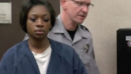 Řidička při kontrole nabrala na dveře policisty i matku. Hrozí jí 53 let vězení