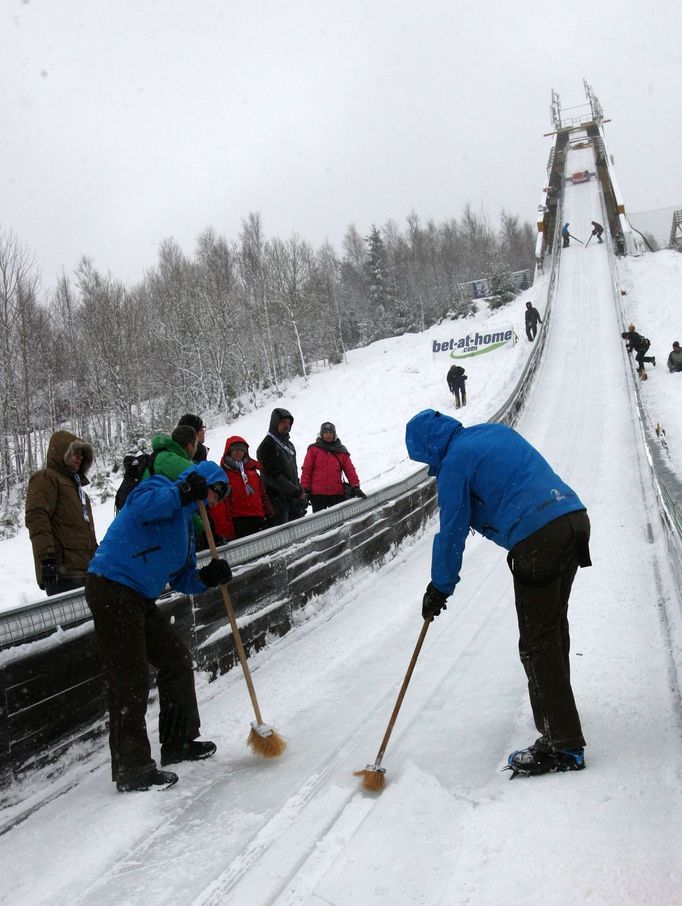 Stopu pomáhali udržovat také dobrovolníci se starými dobrými košťaty.