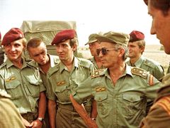 Plukovník Ján Valo (na snímku druhý zprava) během vojenského nasazení v Perském zálivu.