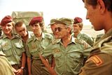 Velitel československé protichemické jednotky plukovník Ján Valo (na snímku druhý zprava) během vojenského nasazení v Perském zálivu. Saúdská Arábie měla kvůli hrozbě použiti bojových otravných látek iráckým diktátorem Saddámem Husajnem velký zájem o pomoc Čechoslováků.