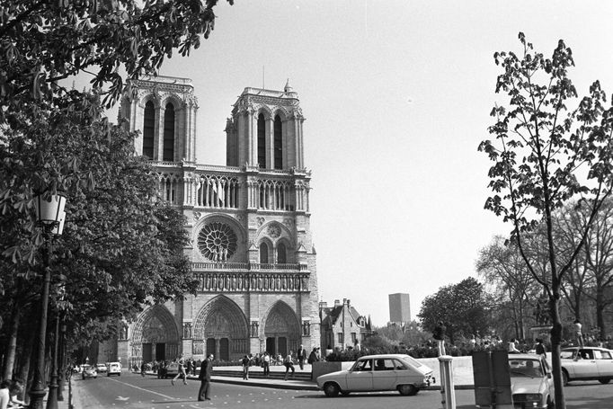 Katedrála Notre Dame v Paříži, pohled na fronton z nejvzdálenějšího místa náměstí Parvis, 1974.